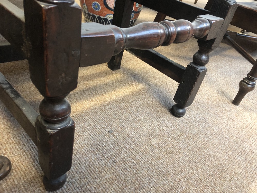 A 19th century oak Wainscot type single chair with carved decoration to back panel, raised on bun - Bild 2 aus 5