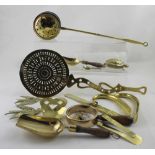 Various brassware to include a chestnut roaster, shoe horns, decorative items,