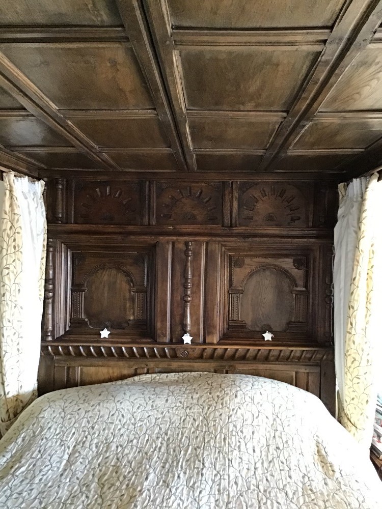 A bespoke Elizabethan-style king size four-poster bed, - Bild 2 aus 2