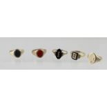 Five 9ct gold ladies' and gentlemen's dress rings to include one with bloodstone, one with agate,