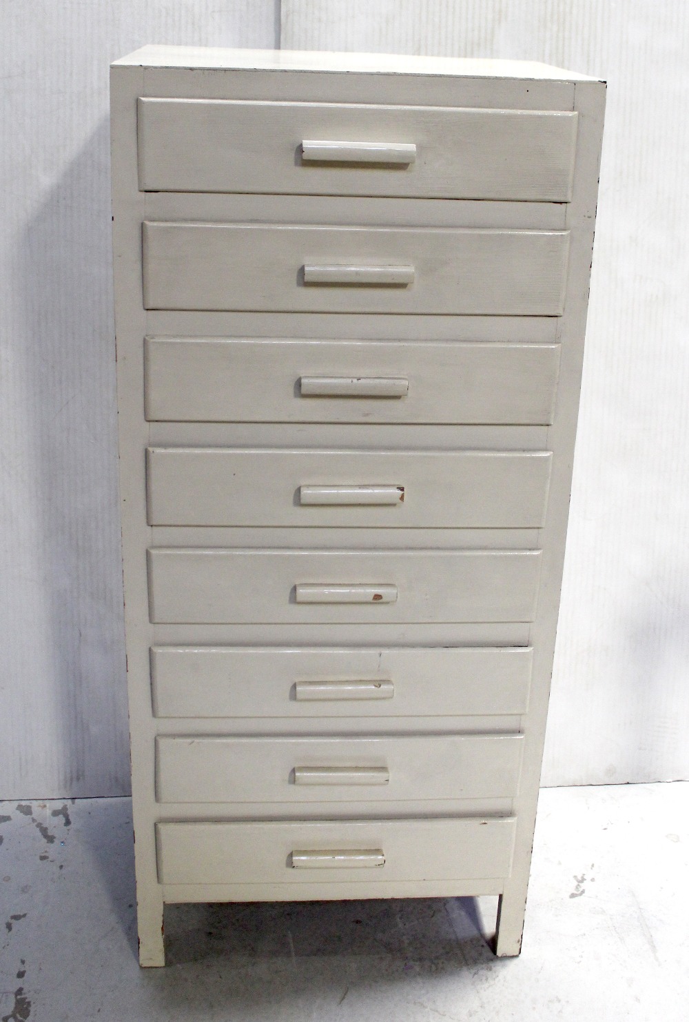 An early 20th century cream painted two-over-two chest of drawers to shaped plinth base, - Bild 2 aus 2