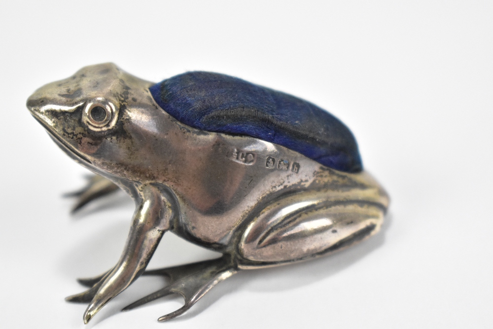 SYDNEY & CO; a Edward VII hallmarked silver novelty pin cushion in the form of a frog, Birmingham - Bild 2 aus 3