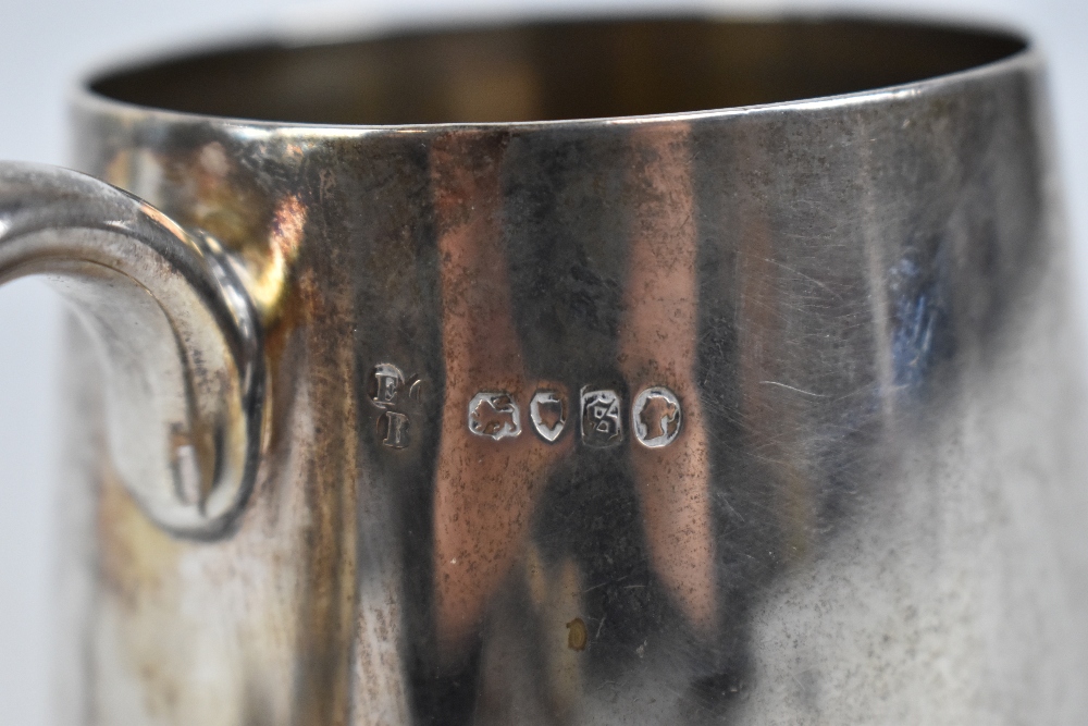 RICHARDS & BROWN; a Victorian hallmarked silver mug, with inscribed armorial crest, height 12cm, - Bild 2 aus 2