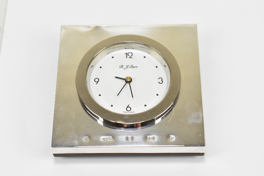 CARRS OF SHEFFIELD LTD; an Elizabeth II hallmarked silver mounted desk clock, Sheffield 2000. - Bild 2 aus 3