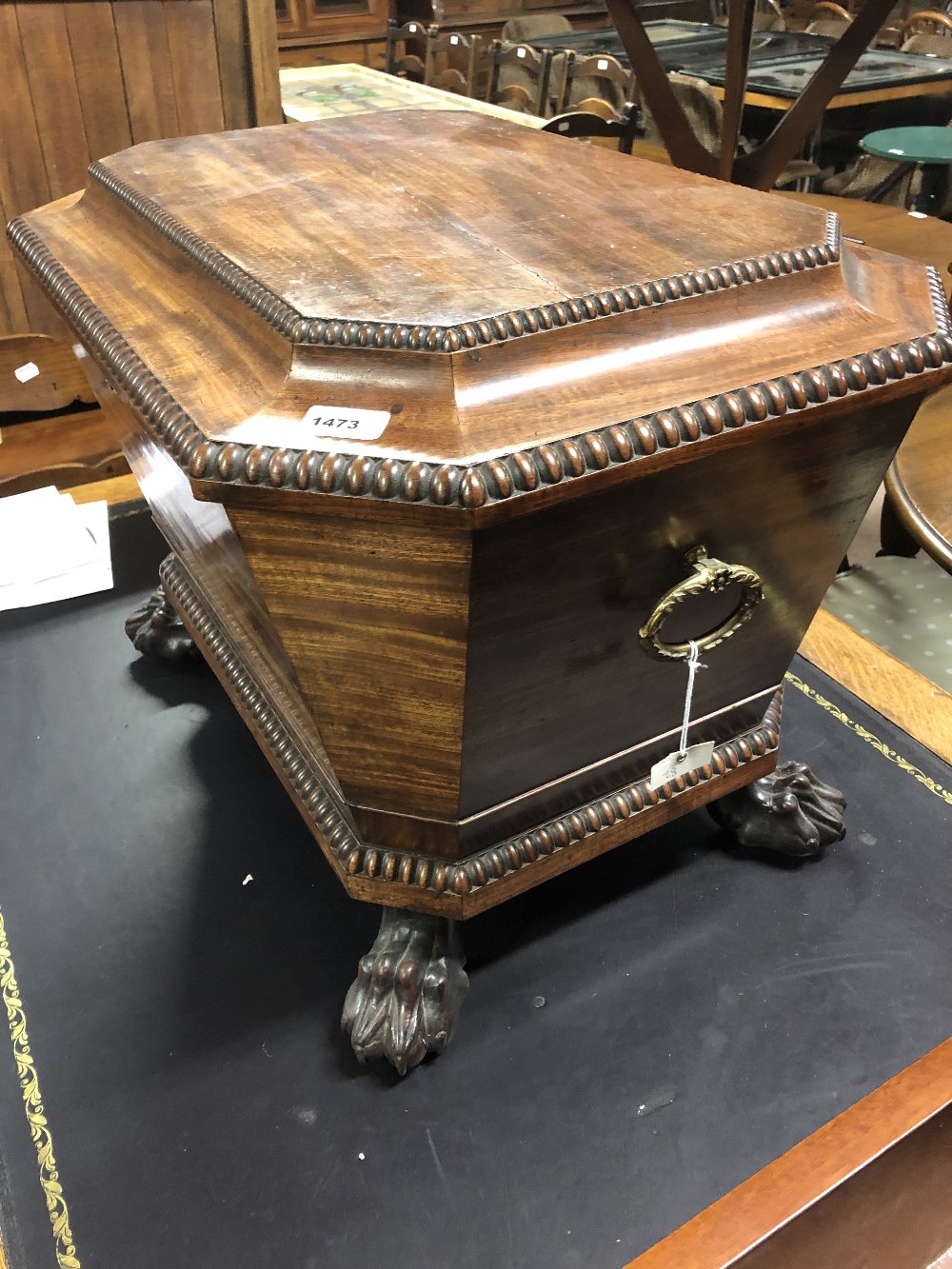 An early 19th century Irish mahogany cellarette of rectangular form with canted corners, gadrooned - Bild 4 aus 6