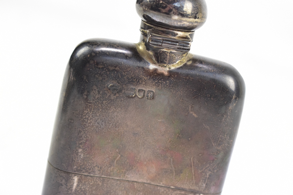 WITHDRAWN An Edwardian hallmarked silver hip flask with detachable cup and twist cap, London 1901, - Bild 2 aus 3