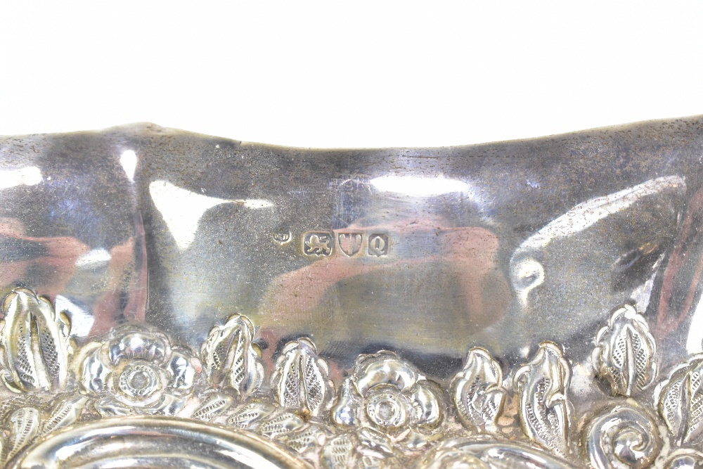 A late Victorian hallmarked silver floral embossed tray of shaped rectangular form, Chester 1899, - Bild 2 aus 2