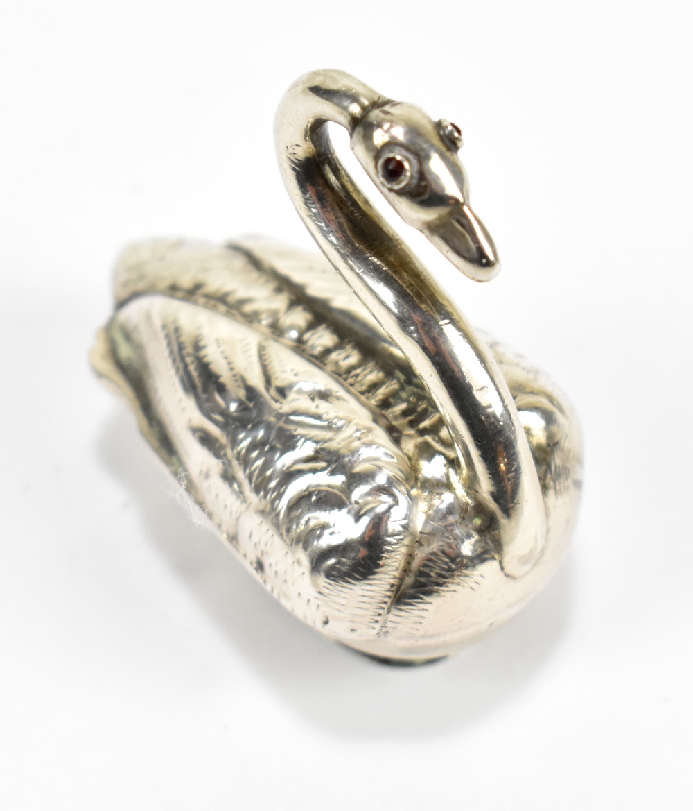 A late 19th century Dutch snuff box, modelled as a swan with red paste stone eyes, approx 0.5ozt/