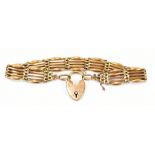 A 9ct yellow gold gate link bracelet with a 9ct yellow gold heart shaped clasp, approx 21g.