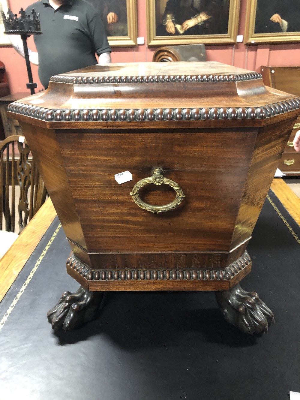 An early 19th century Irish mahogany cellarette of rectangular form with canted corners, gadrooned - Bild 3 aus 6