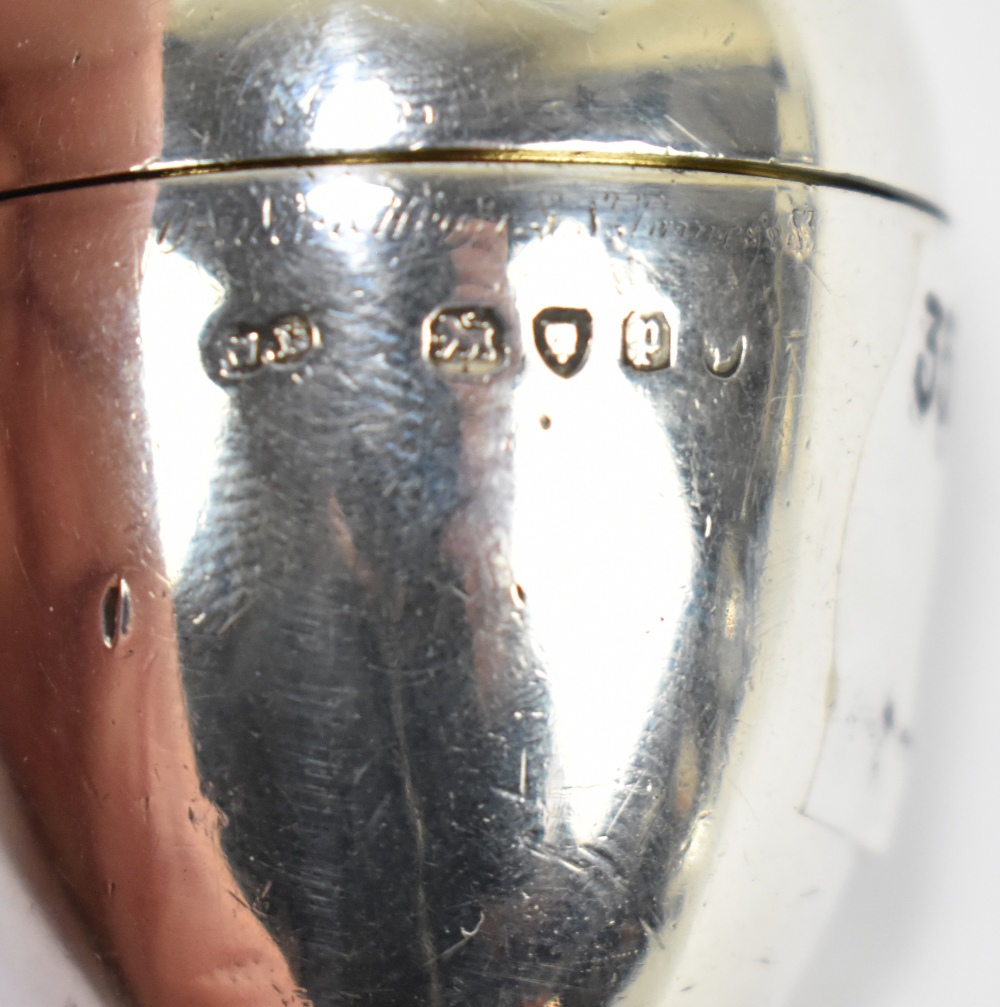 THOMAS WILLIAM DEE; a Victorian hallmarked silver egg shaped string dispenser, London 1870, approx - Bild 2 aus 2