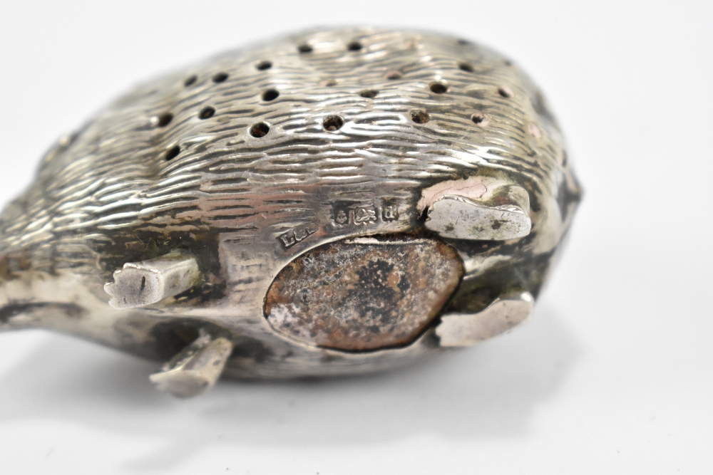 LEVI & SALAMAN (probably); an Edward VII hallmarked silver pin cushion modelled after a hedgehog, - Bild 3 aus 3