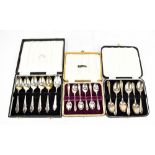 A cased set of six Elizabeth II hallmarked silver grapefruit spoons, Sheffield 1957, a cased set