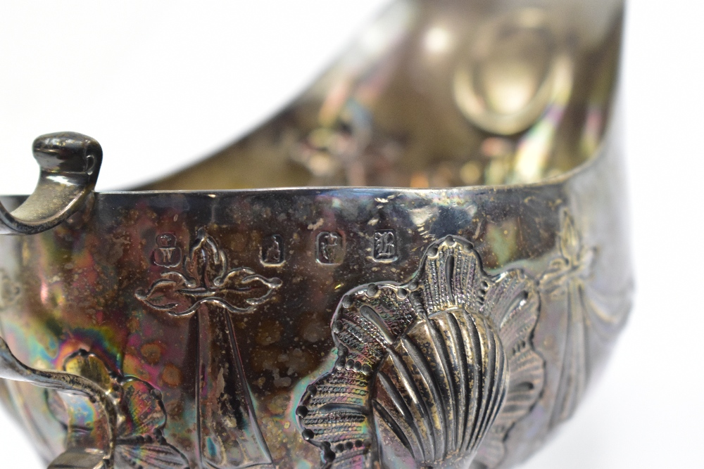 A late 19th century Irish hallmarked silver sauce boat with C-scroll handle, embossed swag detail - Bild 2 aus 2