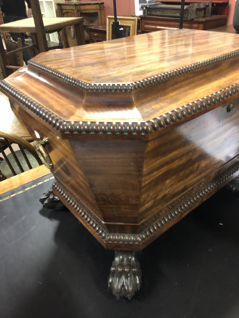 An early 19th century Irish mahogany cellarette of rectangular form with canted corners, gadrooned - Bild 2 aus 6