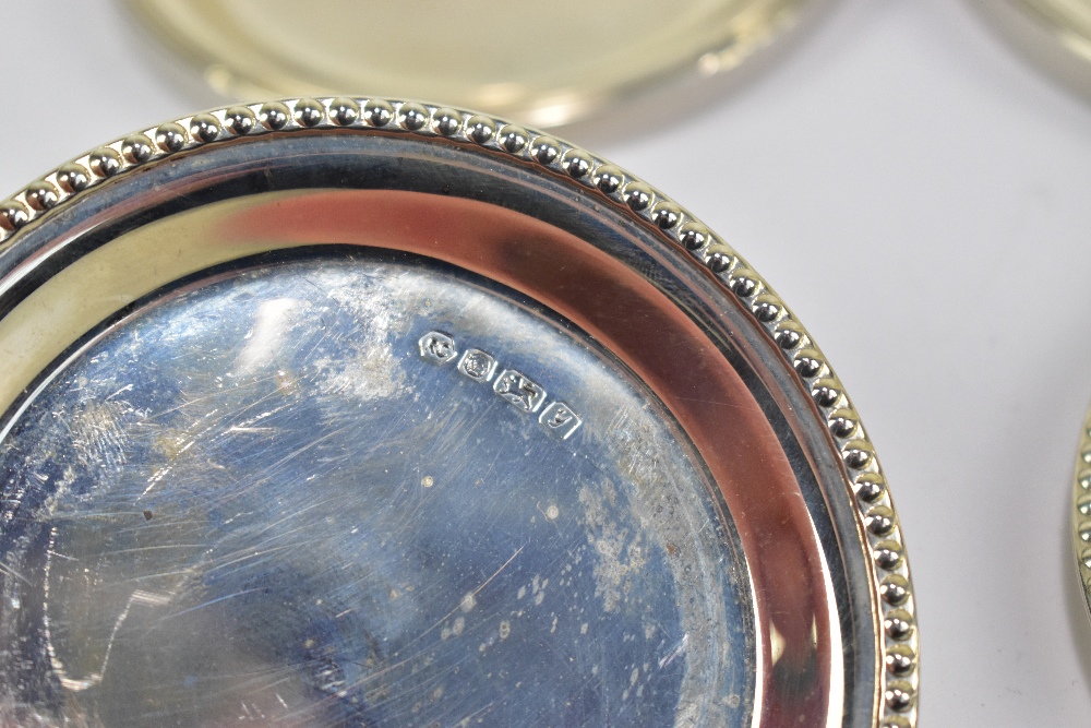 A set of six small Elizabeth II hallmarked silver circular dishes, Sheffield 1998, diameter 11cm, - Bild 2 aus 4