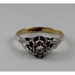 An 18ct gold ladies' dress ring set with small diamond with platinum shoulders, size P,