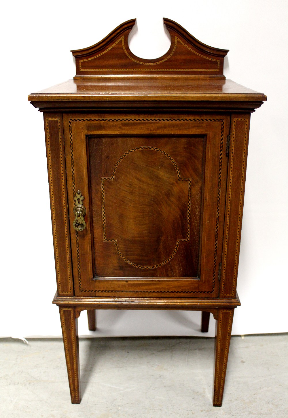 An Edwardian mahogany and inlaid dressing table (lacking mirror) with arrangement of nine drawers, - Image 2 of 2