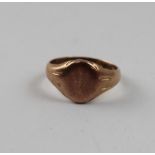 A 9ct gold gentleman's signet ring, size N, approx 3.7g (af).