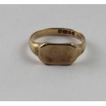 A 9ct gold gentlemen's signet ring with blank panel, approx 4.5g.