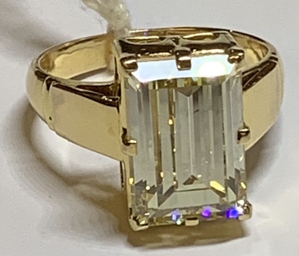 A good yellow metal diamond solitaire ring, the emerald cut stone weighing approx 7.3cts, in high - Image 2 of 6