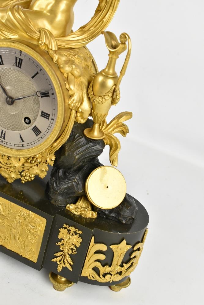 A good early 19th century French Empire bronze mantel clock with ormolu detail, featuring Bacchus - Image 5 of 8