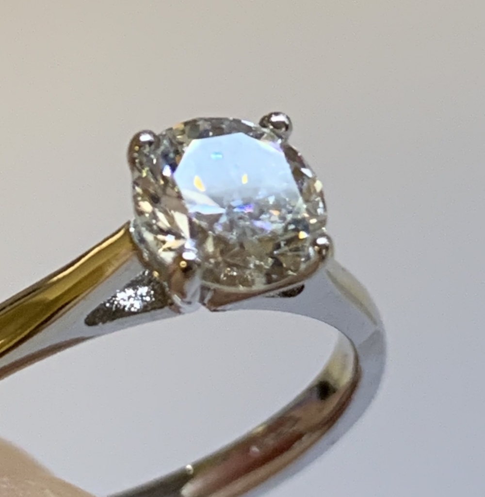 A good 18ct white gold diamond solitaire ring, the round brilliant cut stone weighting 1ct, graded - Image 4 of 5