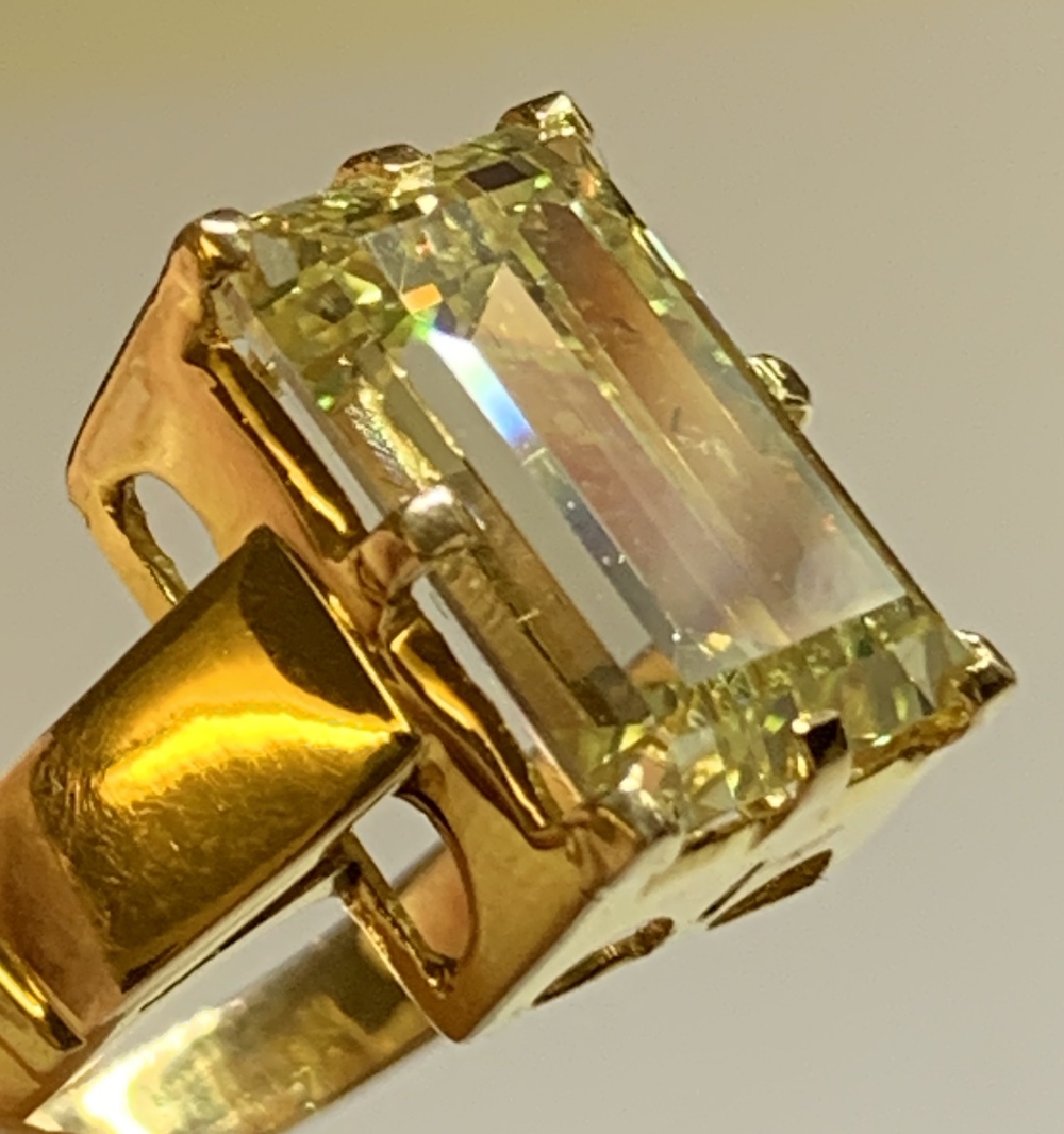 A good yellow metal diamond solitaire ring, the emerald cut stone weighing approx 7.3cts, in high - Image 5 of 6