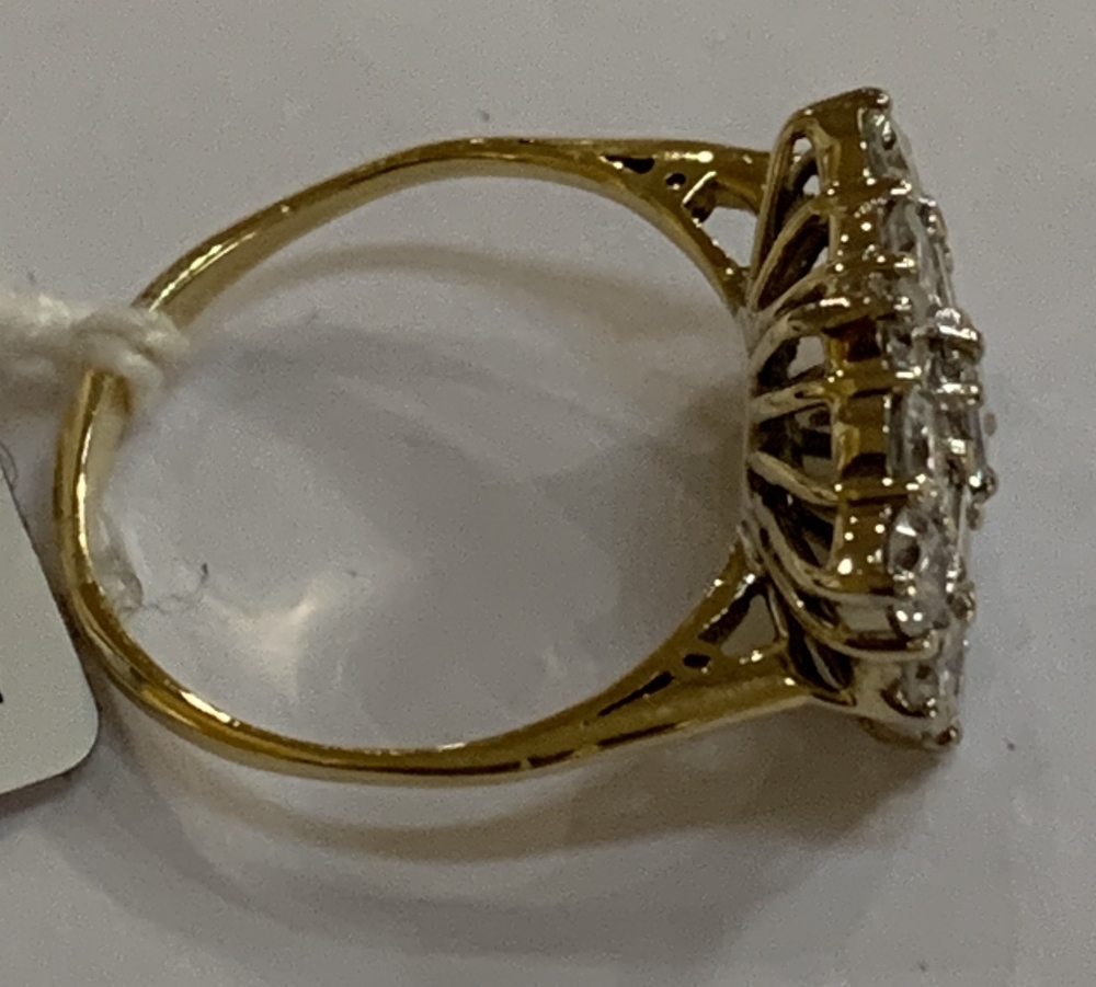 A yellow metal diamond ring with three central rectangular diamonds within a border of twelve - Bild 2 aus 4