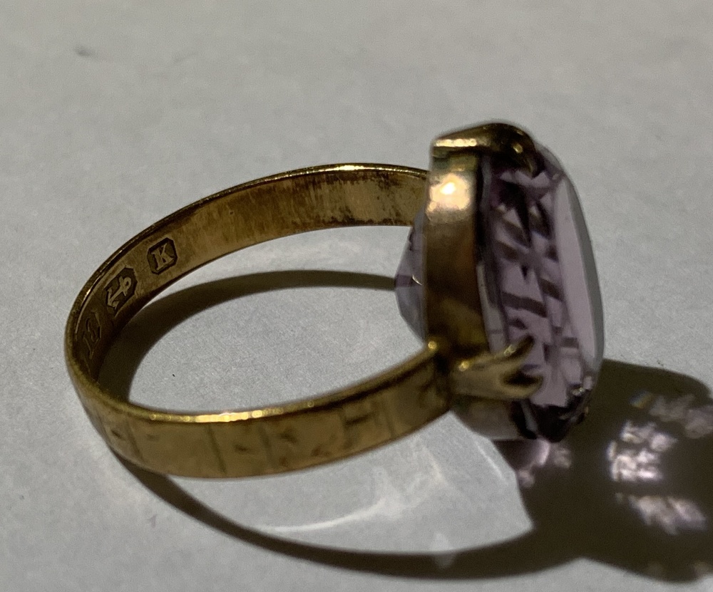 An 18ct yellow gold ring set with pale purple central stone, a similarly decorated pendant/brooch - Image 3 of 4