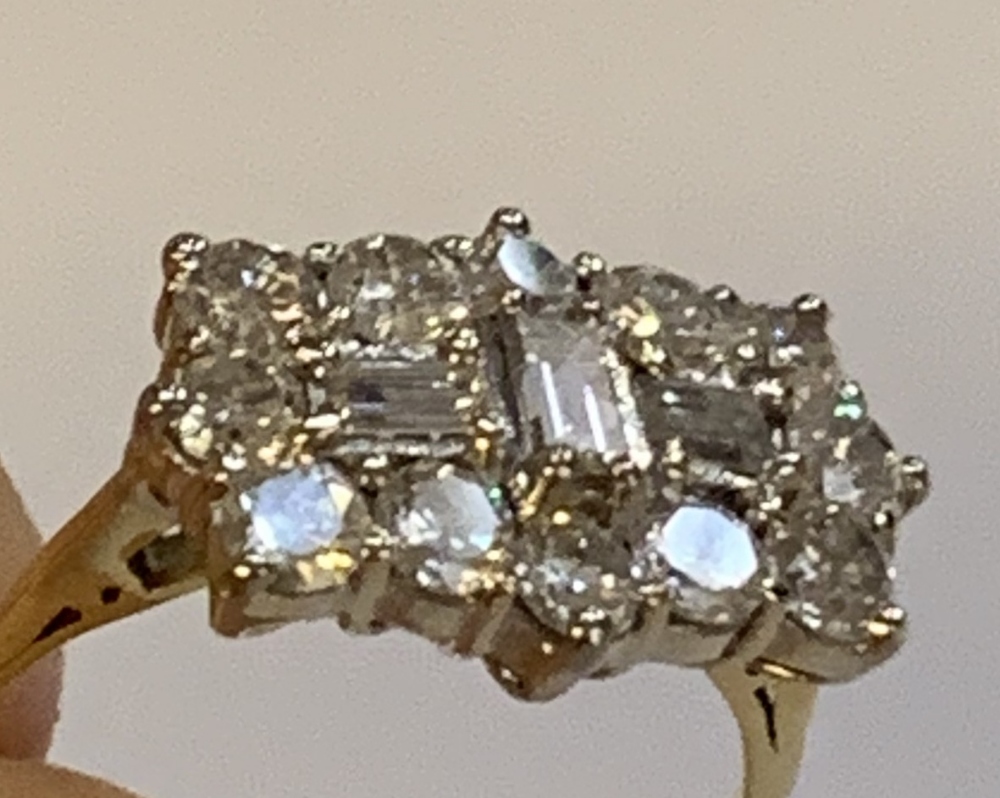 A yellow metal diamond ring with three central rectangular diamonds within a border of twelve - Bild 4 aus 4