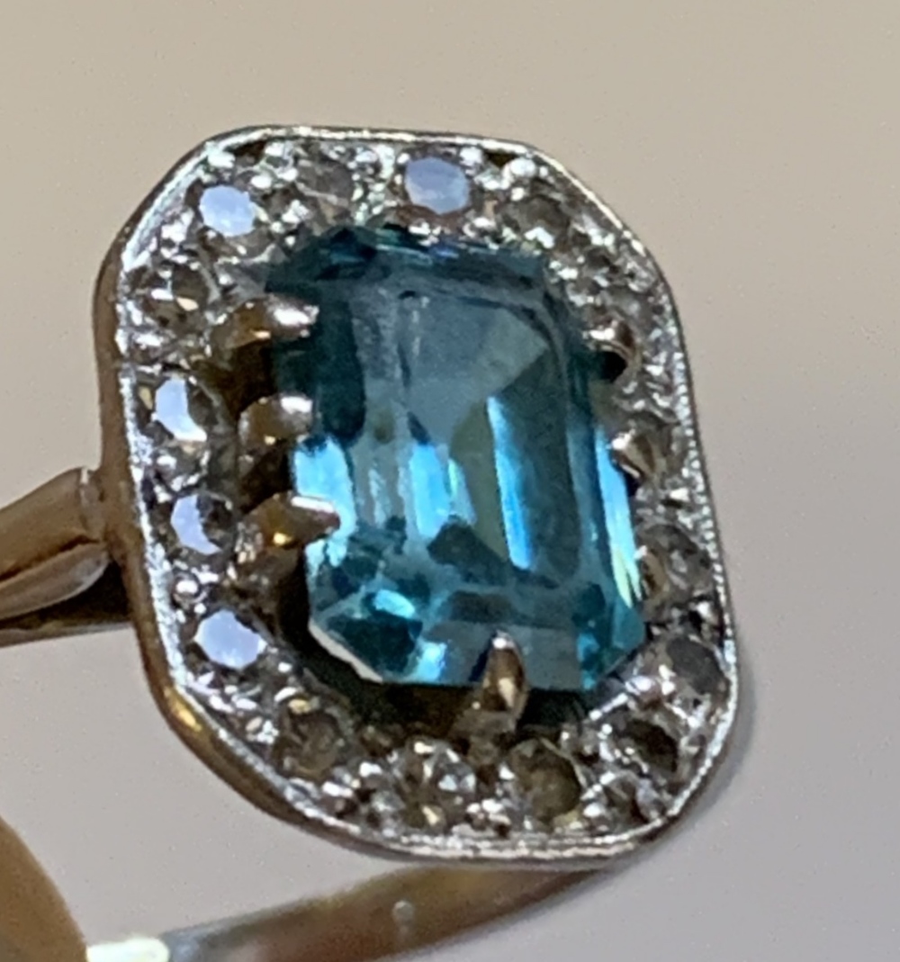 An Art Deco white metal diamond set cocktail ring with central emerald cut stone within a border - Image 3 of 3