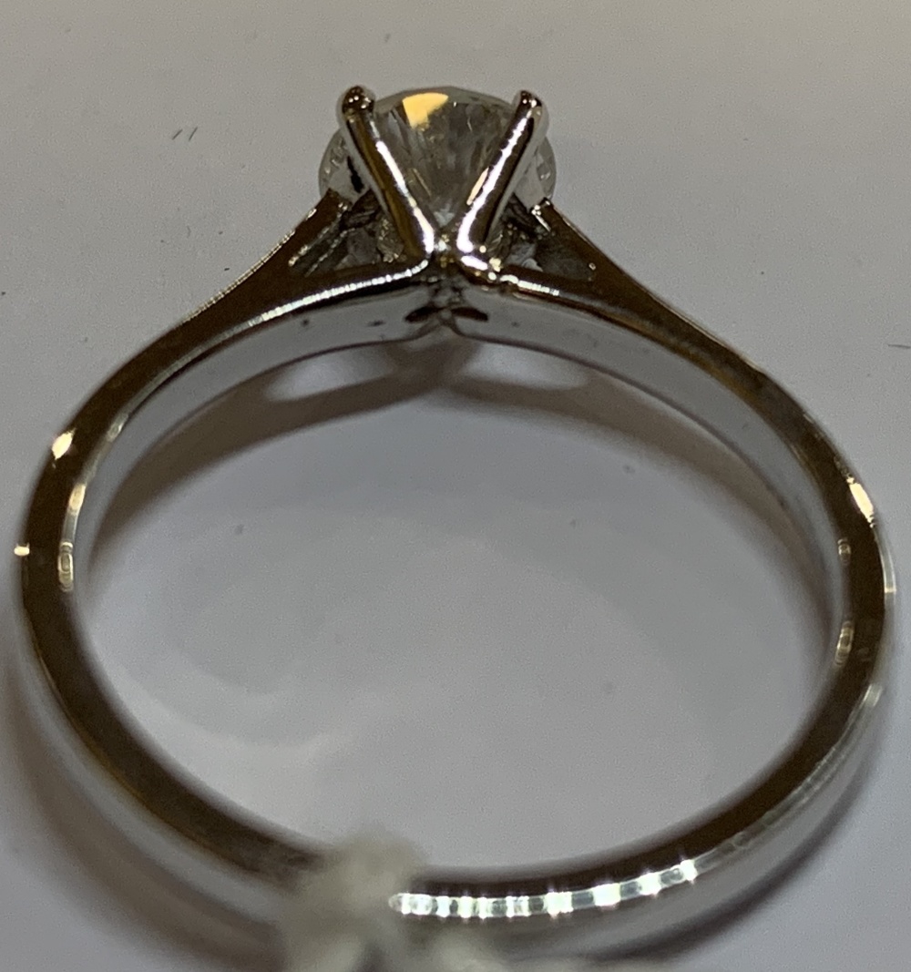 A good 18ct white gold diamond solitaire ring, the round brilliant cut stone weighting 1ct, graded - Image 3 of 5