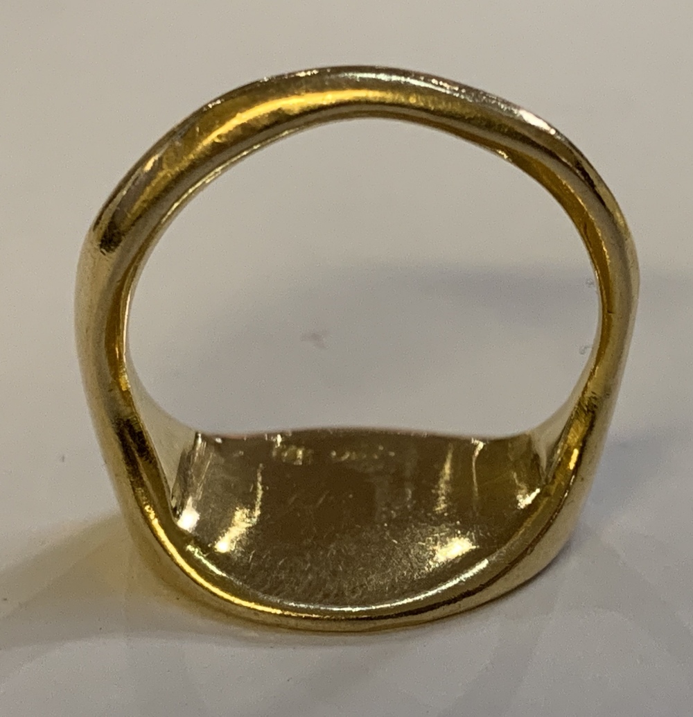 A 14ct yellow gold ring in the Minoan style, incised decorated with a horse to the oval platform, - Image 2 of 3