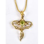 An Edwardian 15ct yellow gold openwork pendant set with pear cut peridot and cultured freshwater
