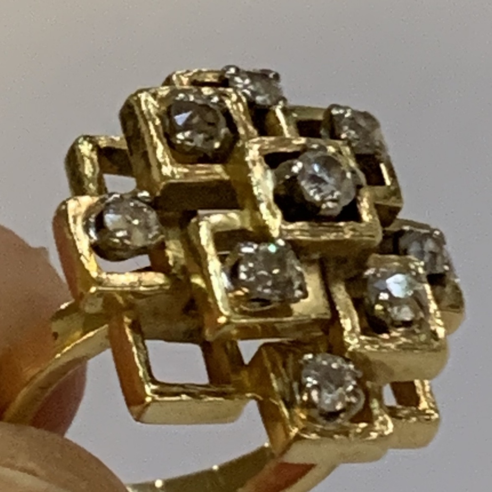 An 18ct yellow gold and diamond set ring of abstract stepped design, with nine round brilliant cut - Image 4 of 5