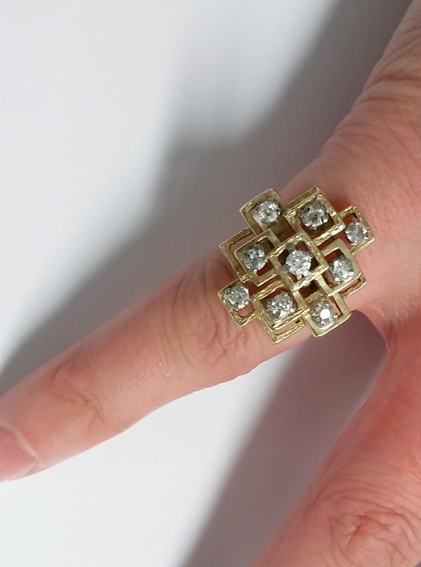 An 18ct yellow gold and diamond set ring of abstract stepped design, with nine round brilliant cut - Image 5 of 5