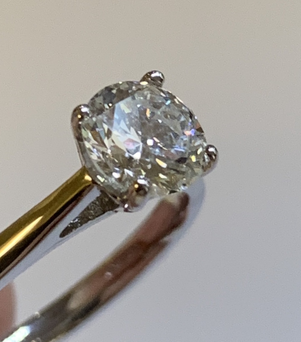 A good 18ct white gold diamond solitaire ring, the round brilliant cut stone weighting 1ct, graded - Image 5 of 5