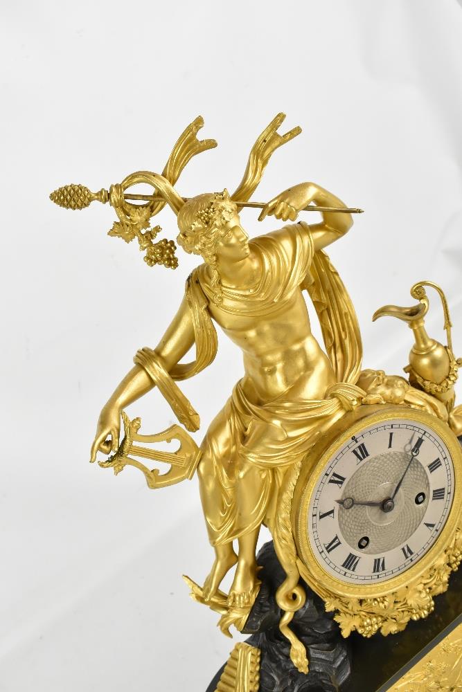 A good early 19th century French Empire bronze mantel clock with ormolu detail, featuring Bacchus - Image 2 of 8