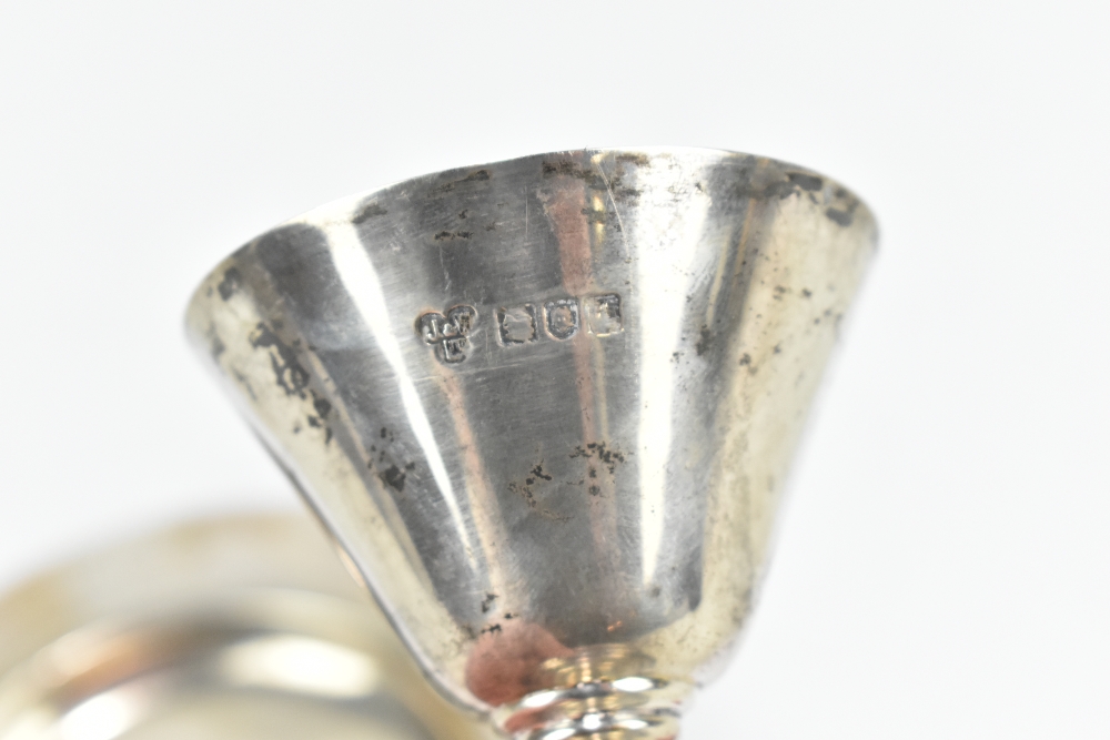 JONES & WILLIS; an Edward VII hallmarked silver chalice with conical bowl and single knop, London - Bild 3 aus 3