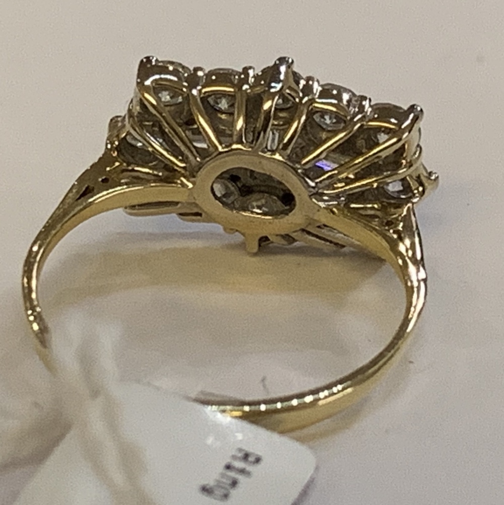 A yellow metal diamond ring with three central rectangular diamonds within a border of twelve - Bild 3 aus 4