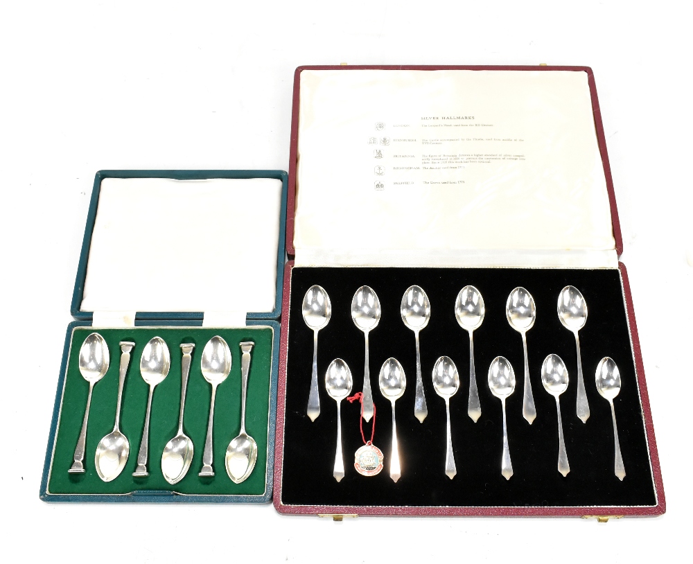 TRAVIS, WILSON & CO LTD; a cased set of twelve Elizabeth II hallmarked silver teaspoons, Sheffield