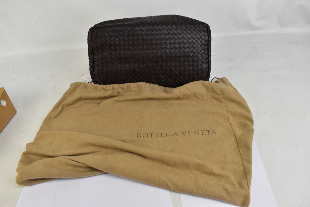 BOTTEGA VENETA; a ROMA dark brown braided calf skin handbag, with small front brass closure, and - Bild 4 aus 4