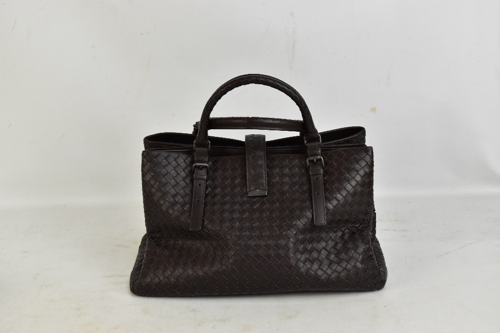 BOTTEGA VENETA; a ROMA dark brown braided calf skin handbag, with small front brass closure, and - Bild 2 aus 4