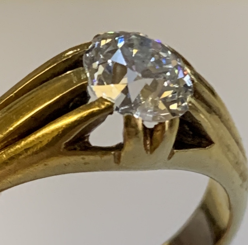 A good 18ct yellow gold diamond solitaire gentleman's ring, the oval cut diamond weighing approx 1. - Image 5 of 5