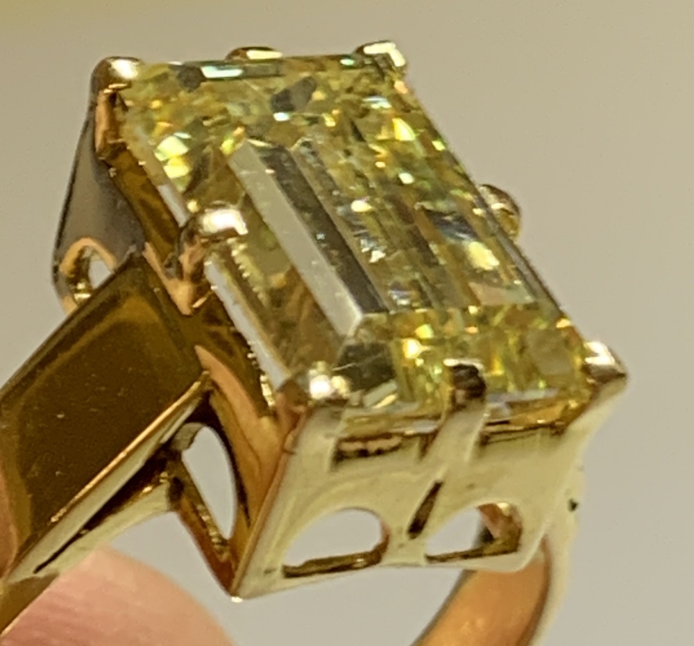 A good yellow metal diamond solitaire ring, the emerald cut stone weighing approx 7.3cts, in high - Image 6 of 6