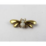 A 9ct brooch in the form of a bee, set with two opals, approx 3.5g.