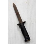 An American M5 knife bayonet, lacking sheath. CONDITION REPORT In average condition.