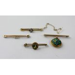 A 15ct gold and platinum bar brooch set with three pearls,