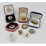 A quantity of costume and fashion jewellery to include brooches, Essex glass flying mallards,